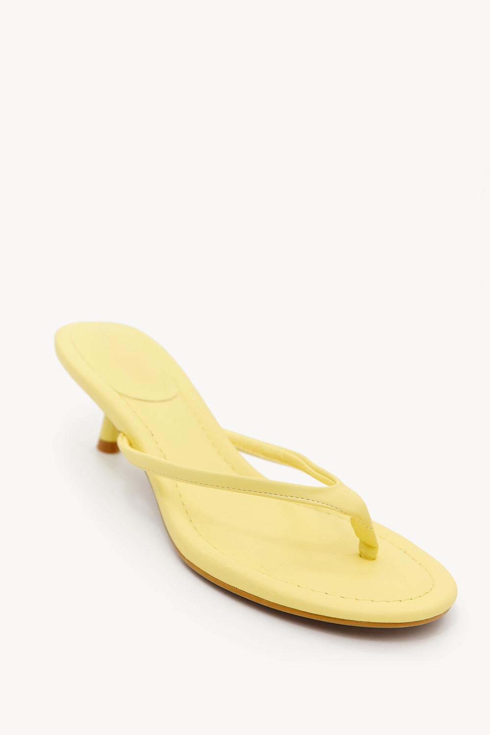 Chanclas amarillas con tacón