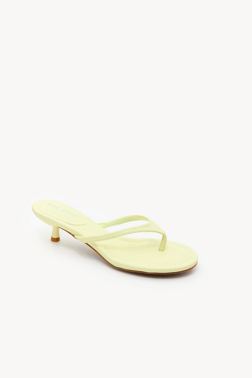 Chanclas amarillas con tacón