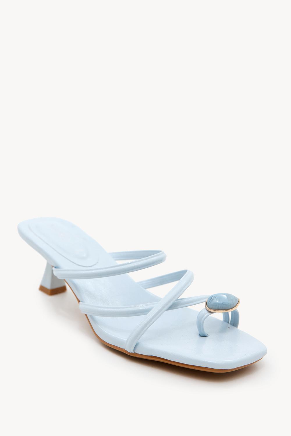 Zapatos de tacón en azul claro con detalle de piedra