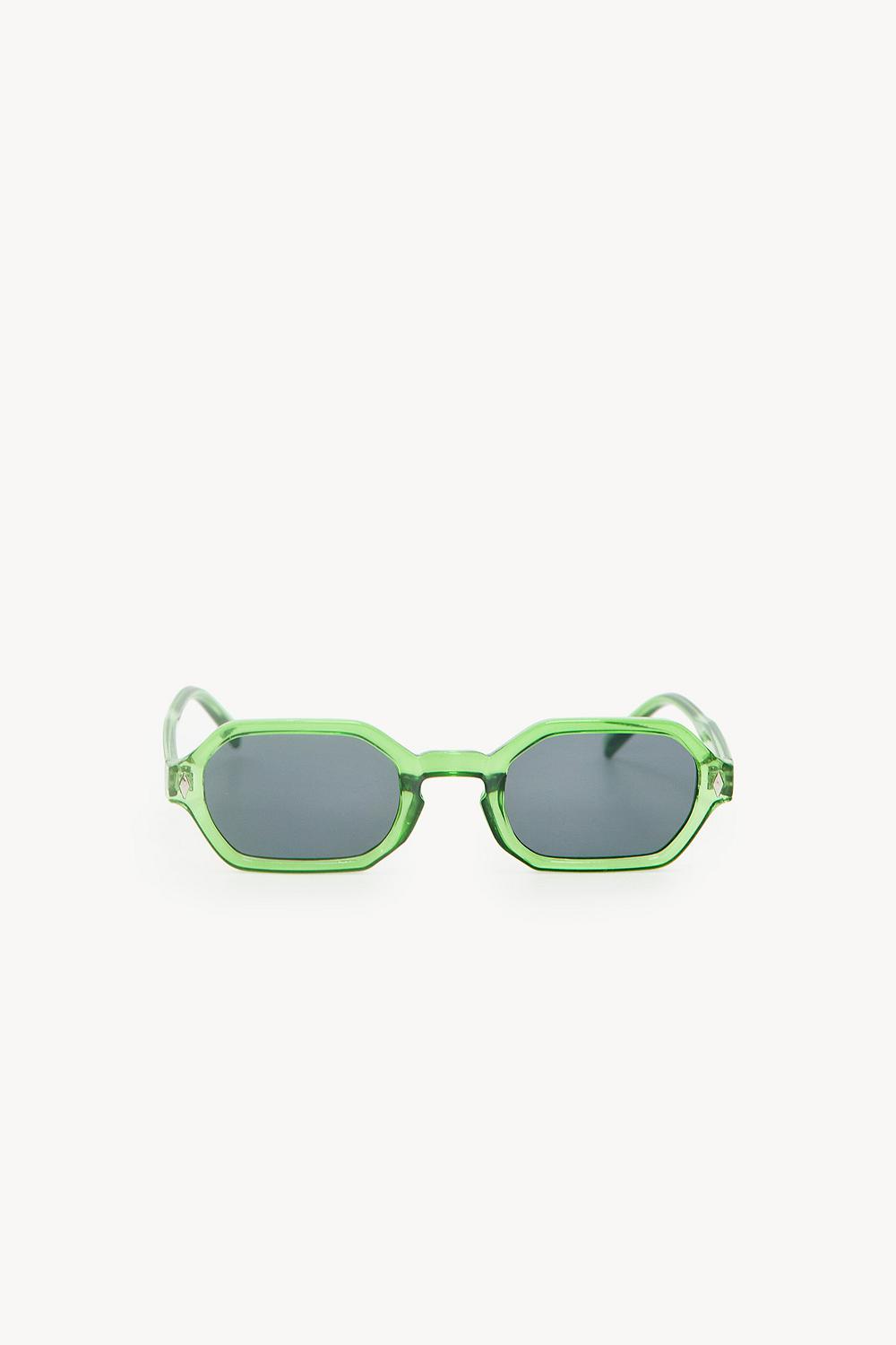 Gafas de sol verdes con montura transparente