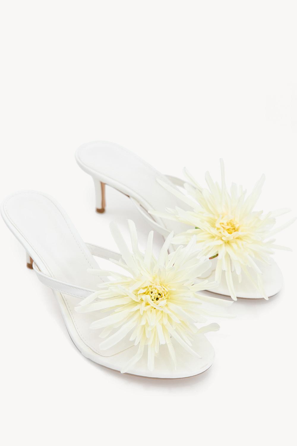 Zapatos de tacón blancos con flor