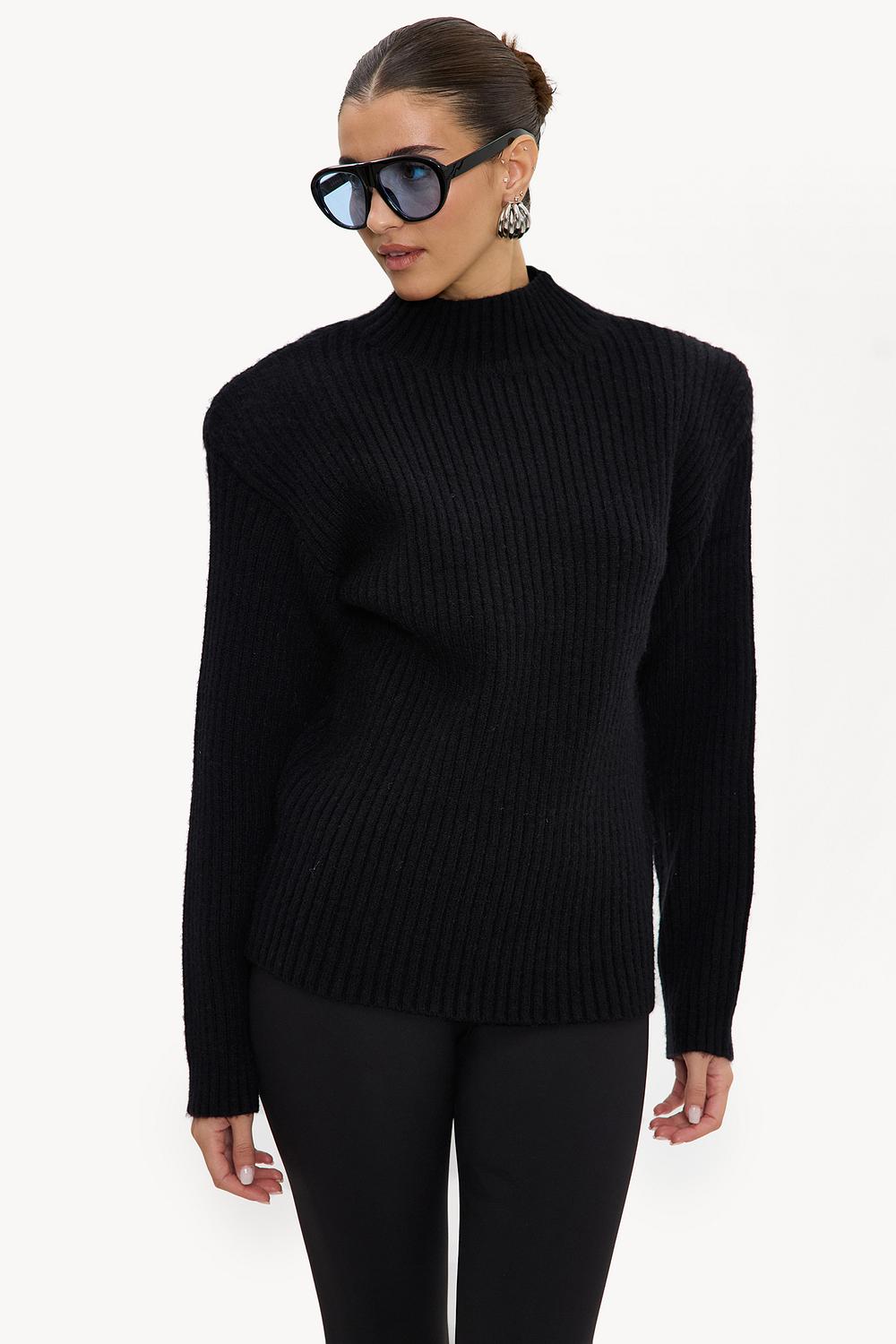 Jersey negro con hombreras