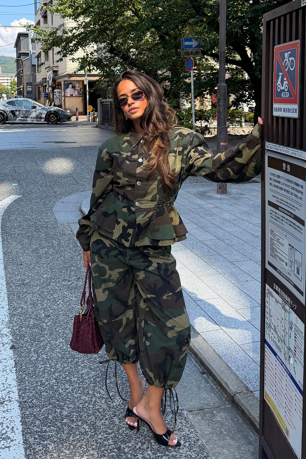 Green cargo culottes with military print
