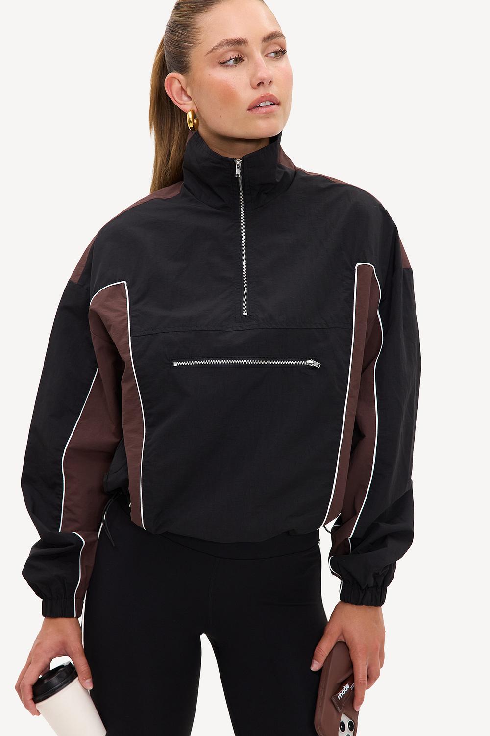 Veste noire avec détails marron