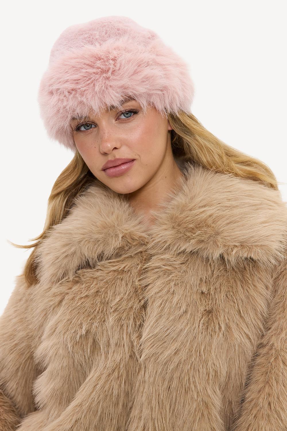 Bonnet en fausse fourrure rose clair