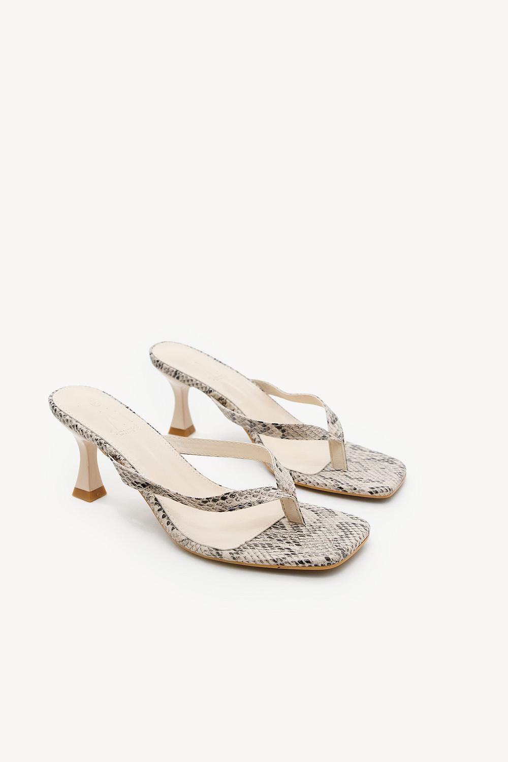 Sandales beiges à imprimé serpent et à talons
