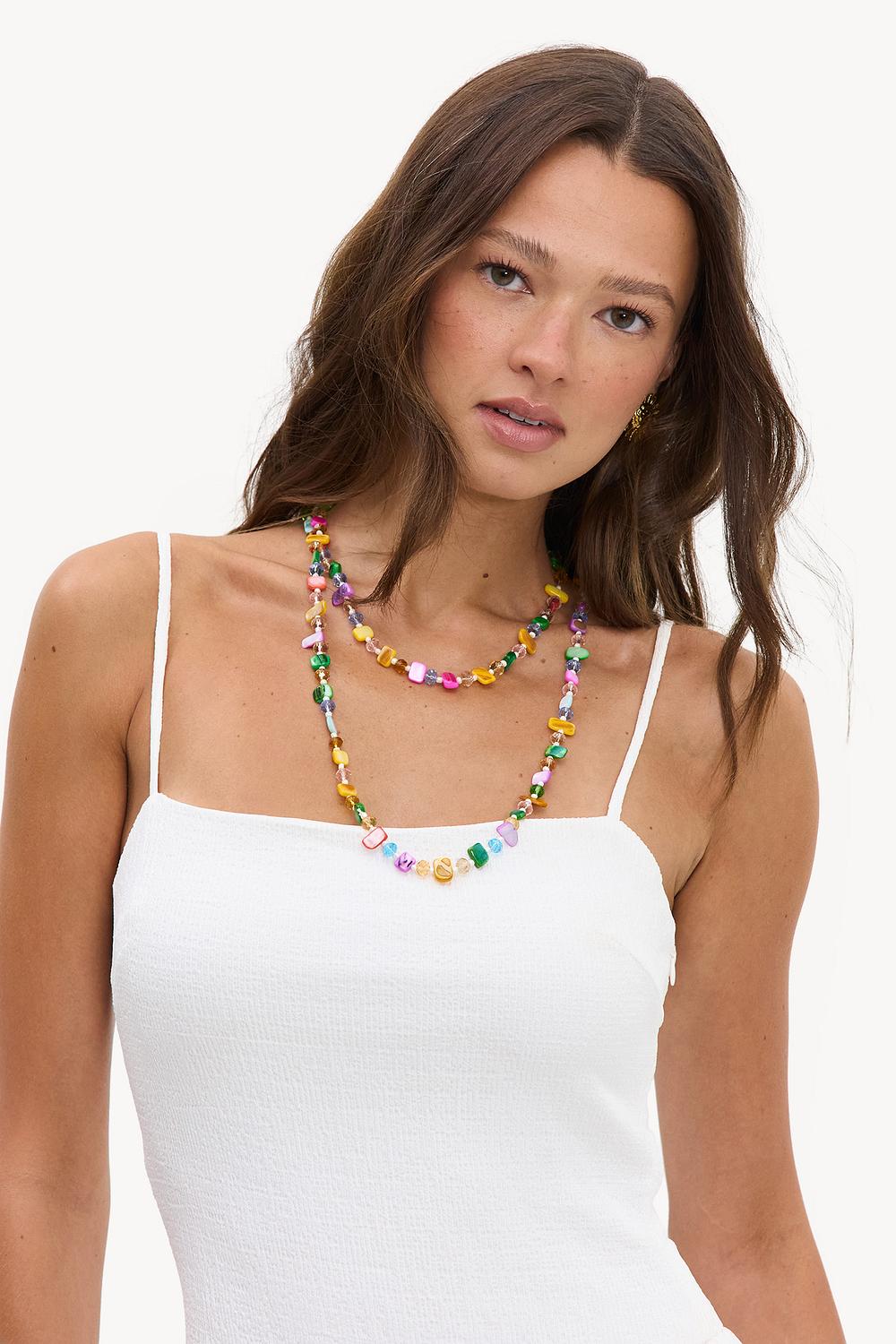 Collar enrollado multicolor con piedras y cuentas