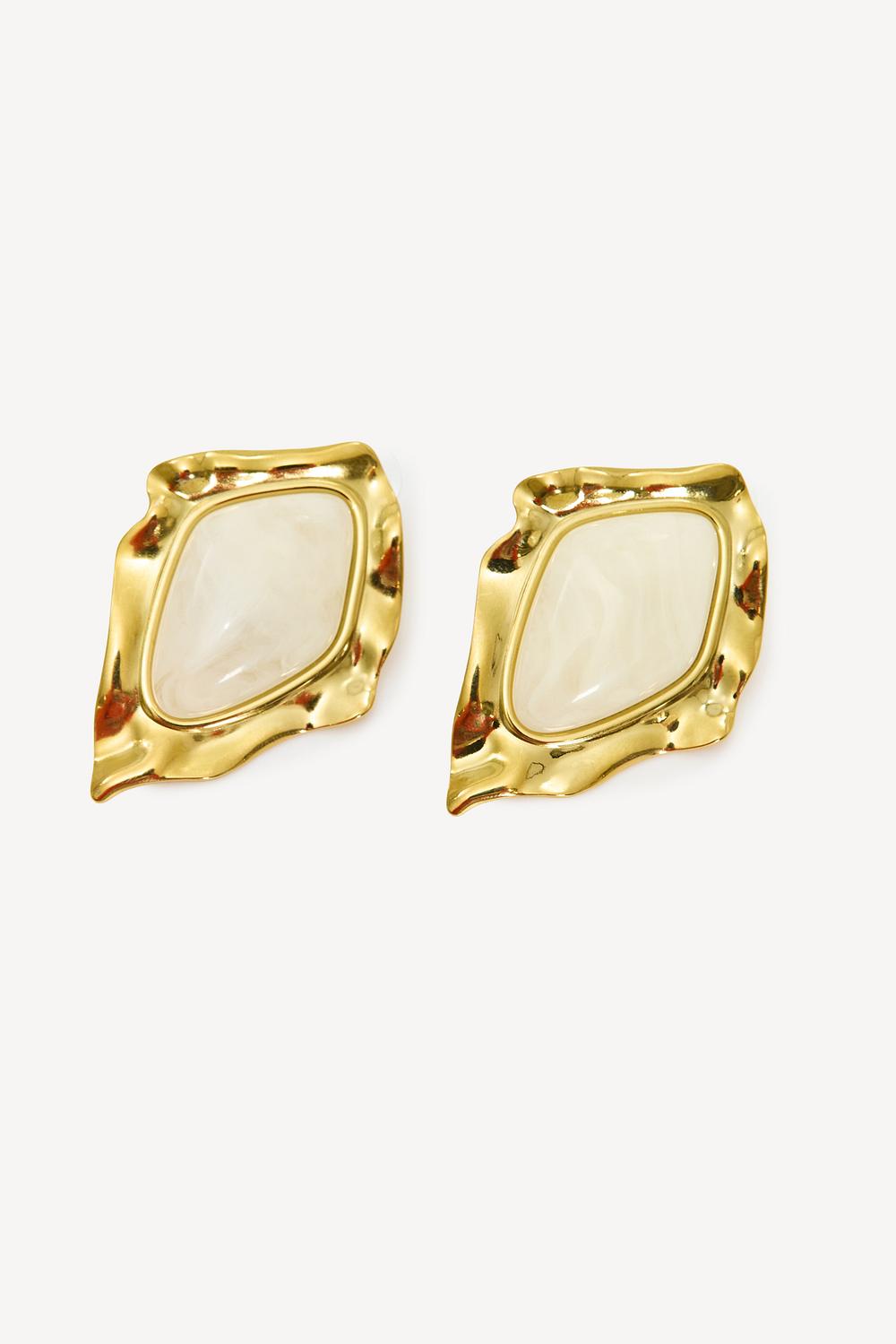 Pendientes llamativos dorados con piedra beige