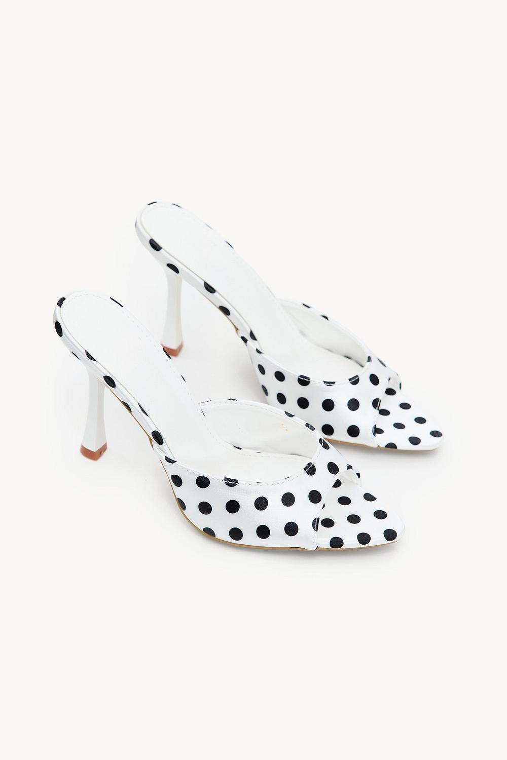 Zapatos de tacón blancos con lunares negros