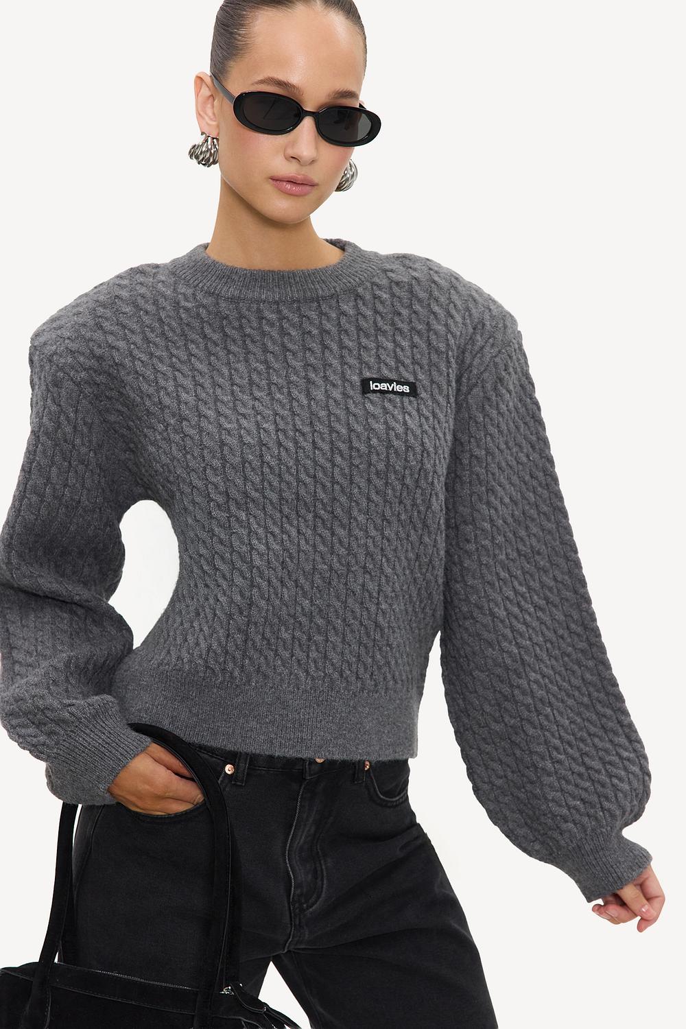 Jersey gris de punto trenzado con hombreras y logotipo