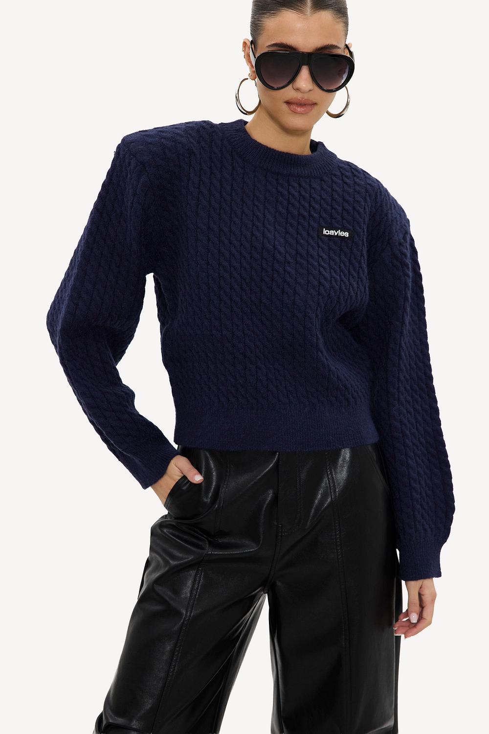 Pull bleu foncé à torsades, à épaulettes et logo