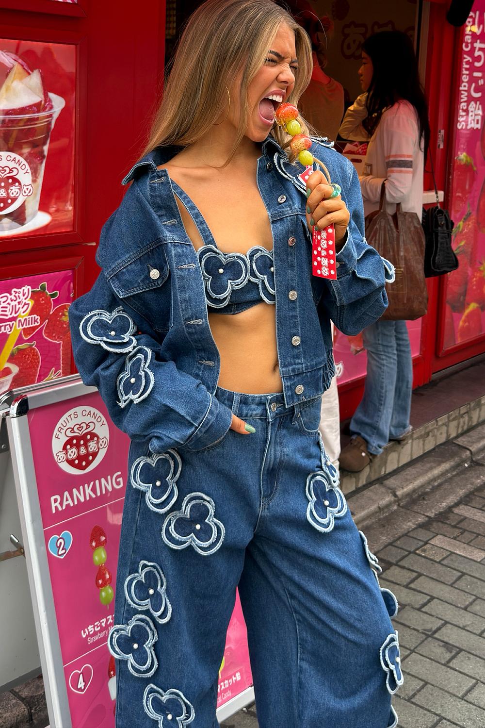 Chaqueta de denim azul oscuro con flores y perlas