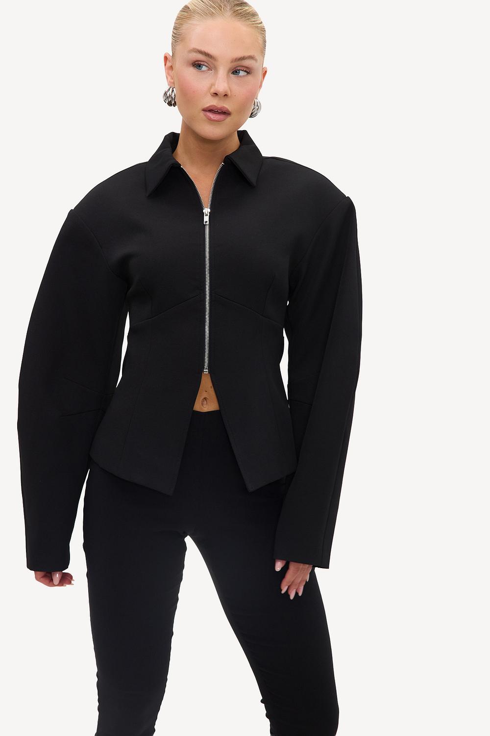 Chaqueta negra con cremallera