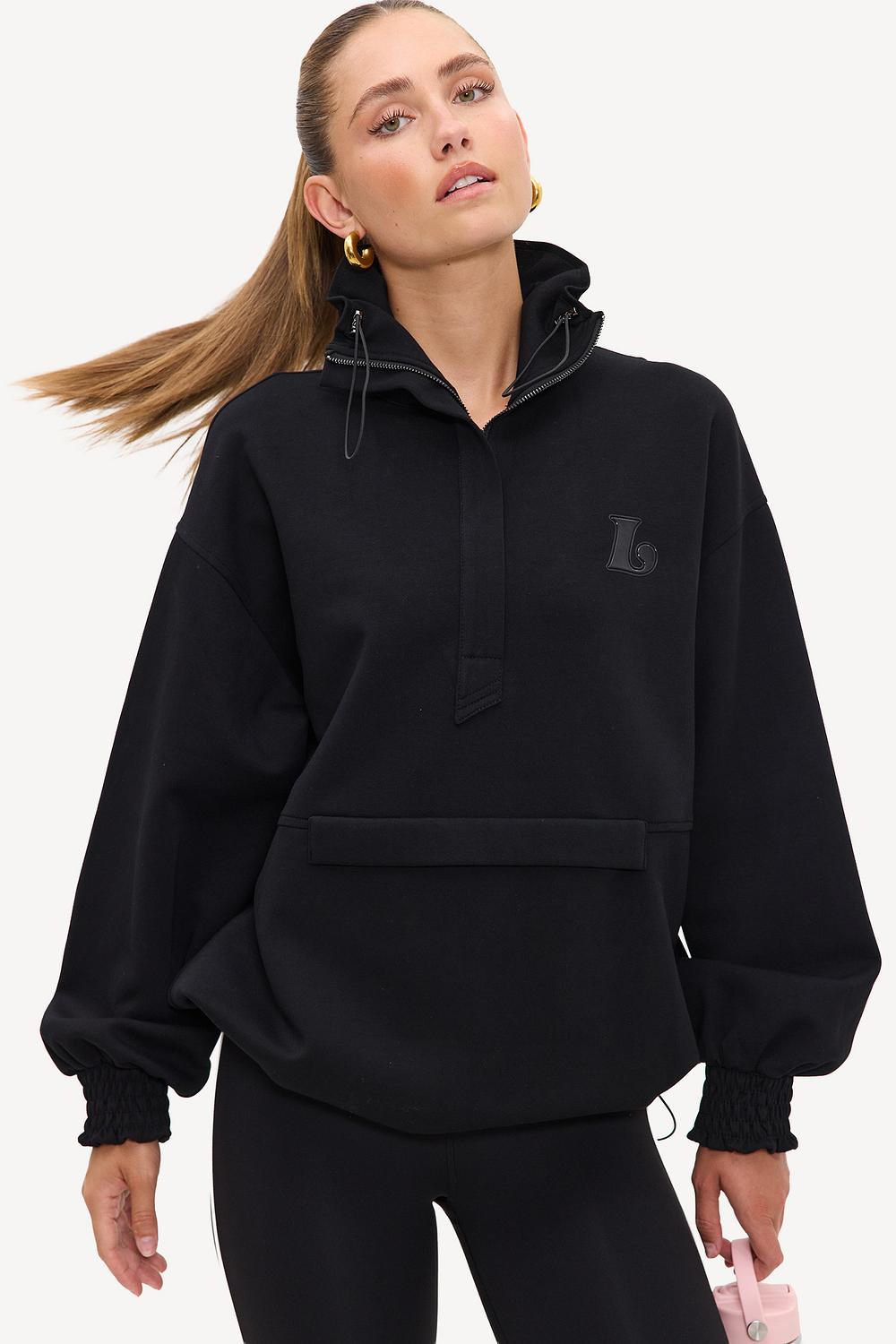 Jersey negro con cremallera y logotipo