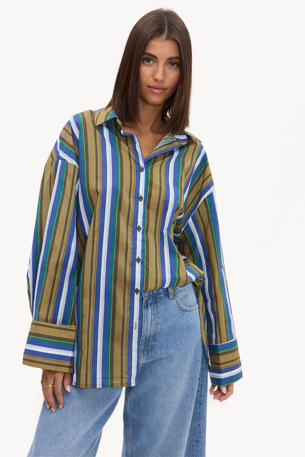 Blusa oversize verde con rayas blancas y azules