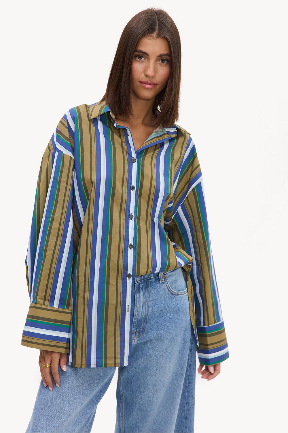 Blusa oversize verde con rayas blancas y azules
