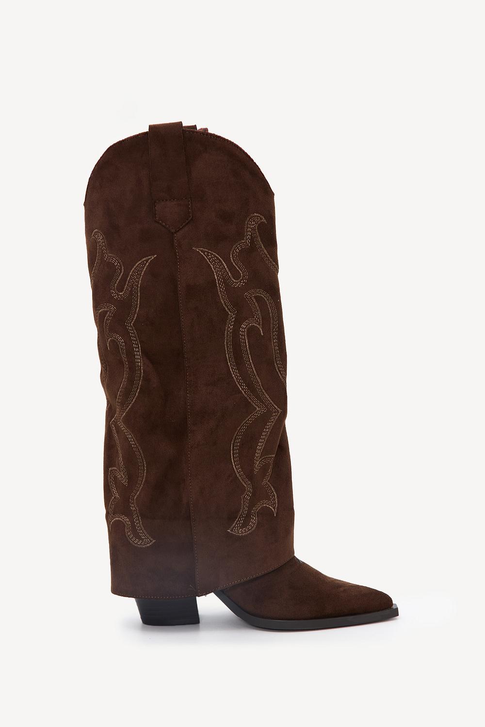 Botas altas marrones con tacón y estampado