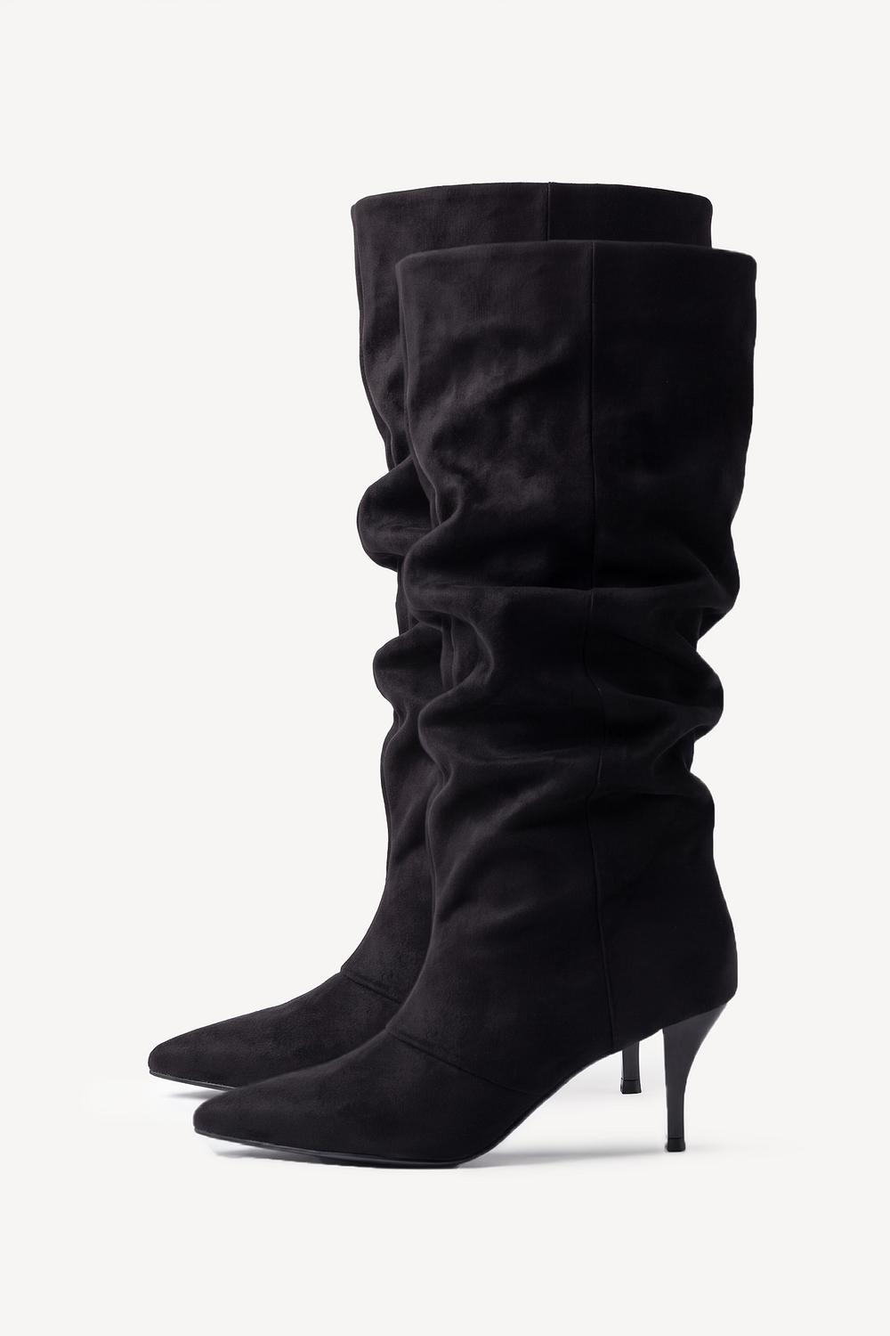 Bota negra con tacón y efecto ante