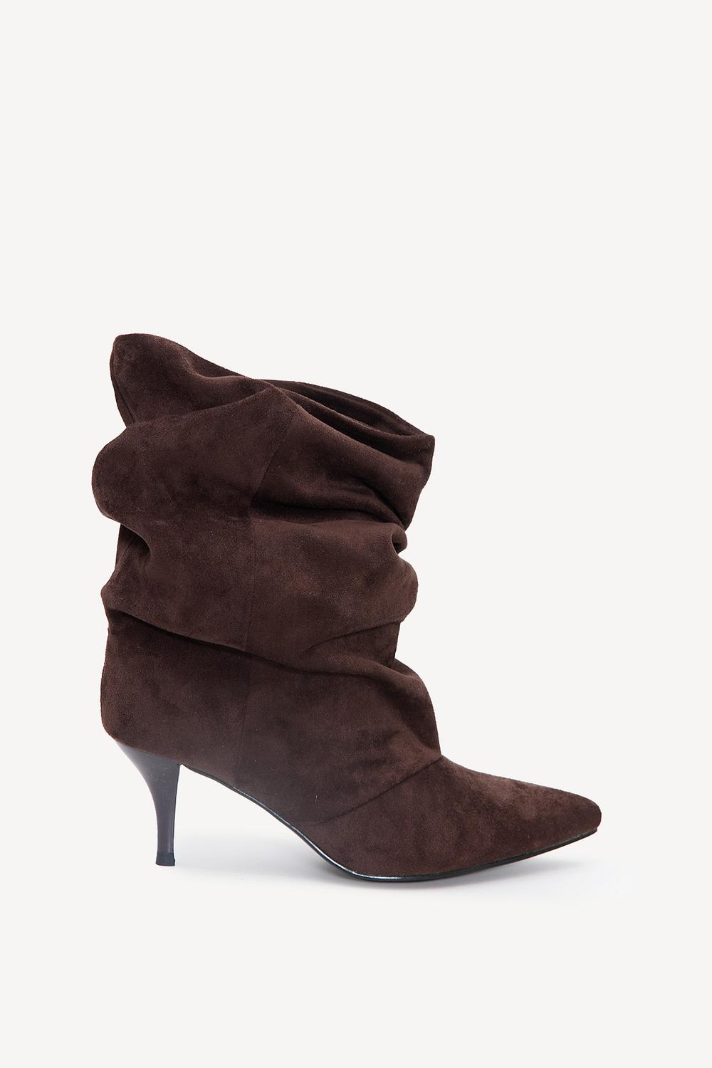 Botas marrones con tacón y efecto ante