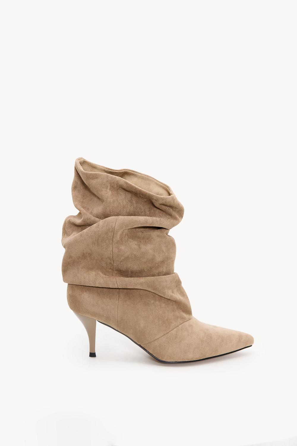 Bottes beiges à talons, aspect daim