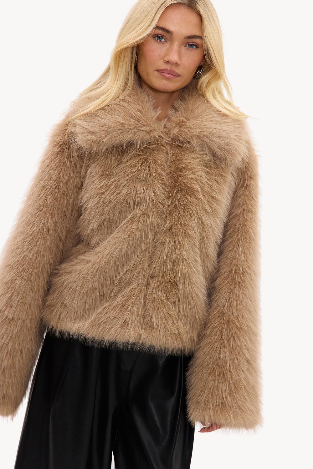 Beige faux-fur jas met kraag