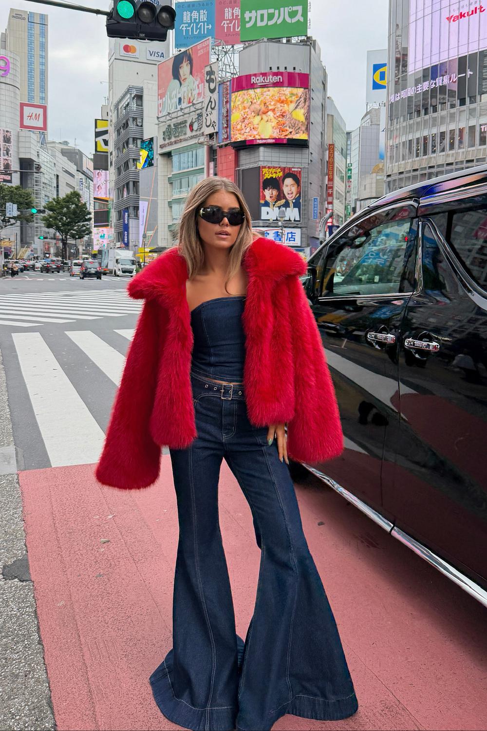 Veste en fausse fourrure rouge à col