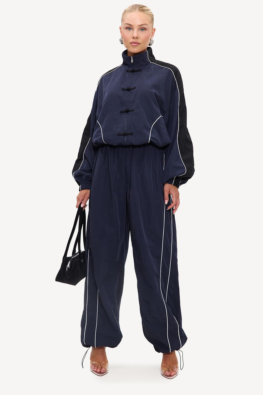 Pantalones de chándal azul oscuro con rayas blancas