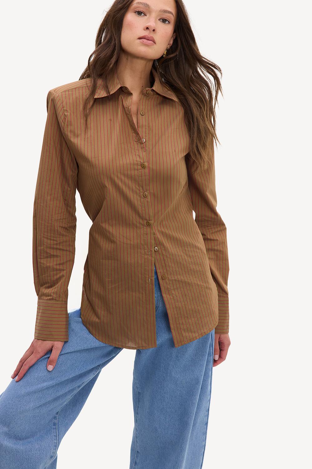 Blusa marrón a rayas con hombreras