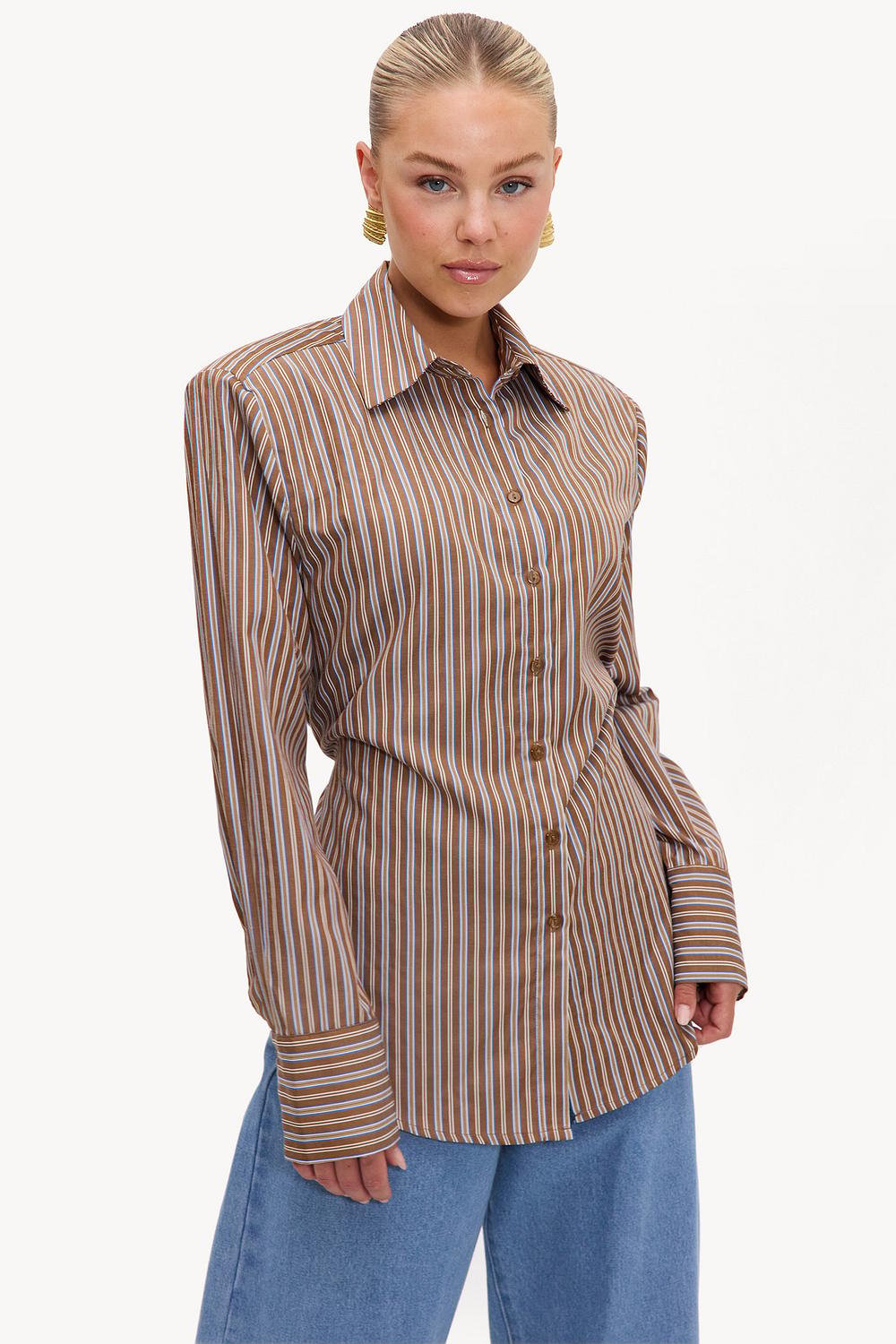 Blusa marrón a rayas con hombreras