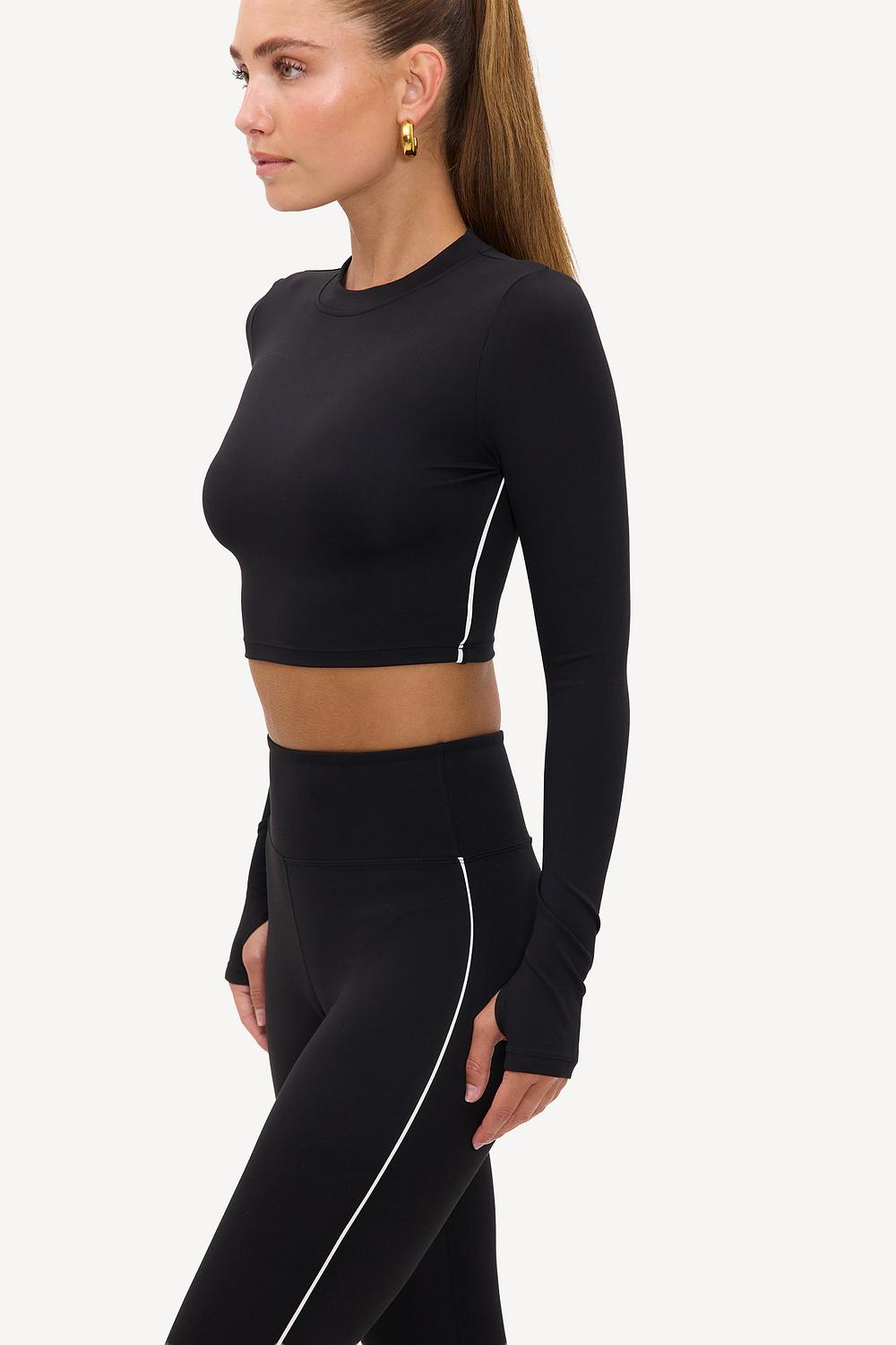 Camiseta deportiva negra con raya blanca