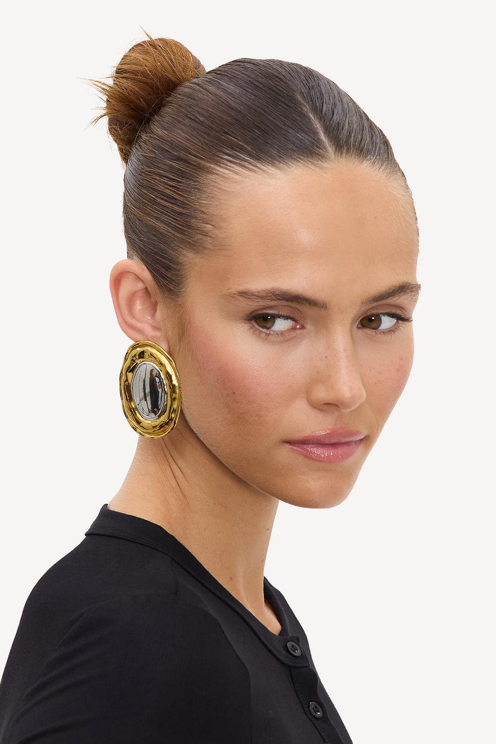 Pendientes dorados con detalles plateados