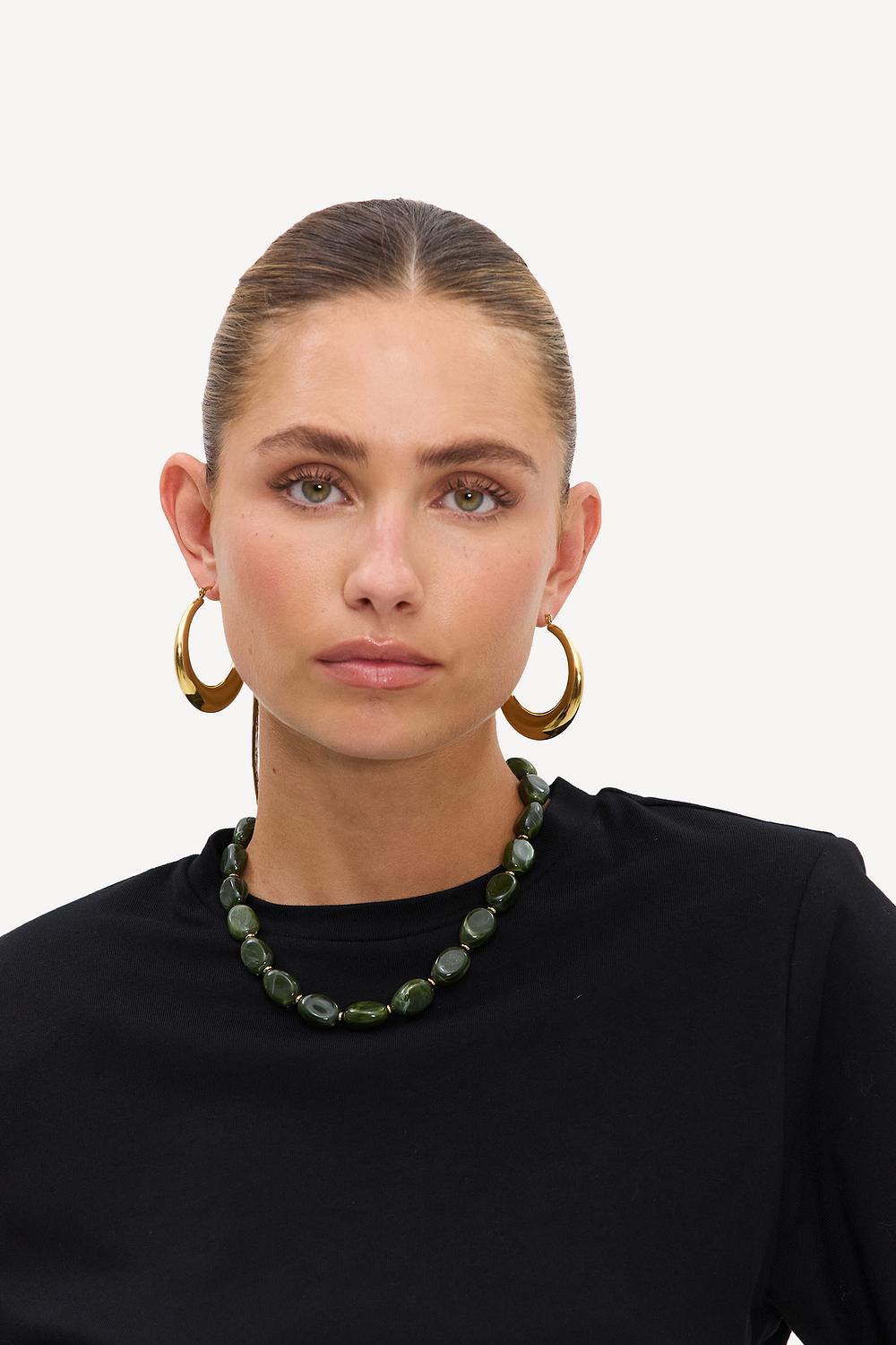 Collar dorado con cuentas verde oscuro