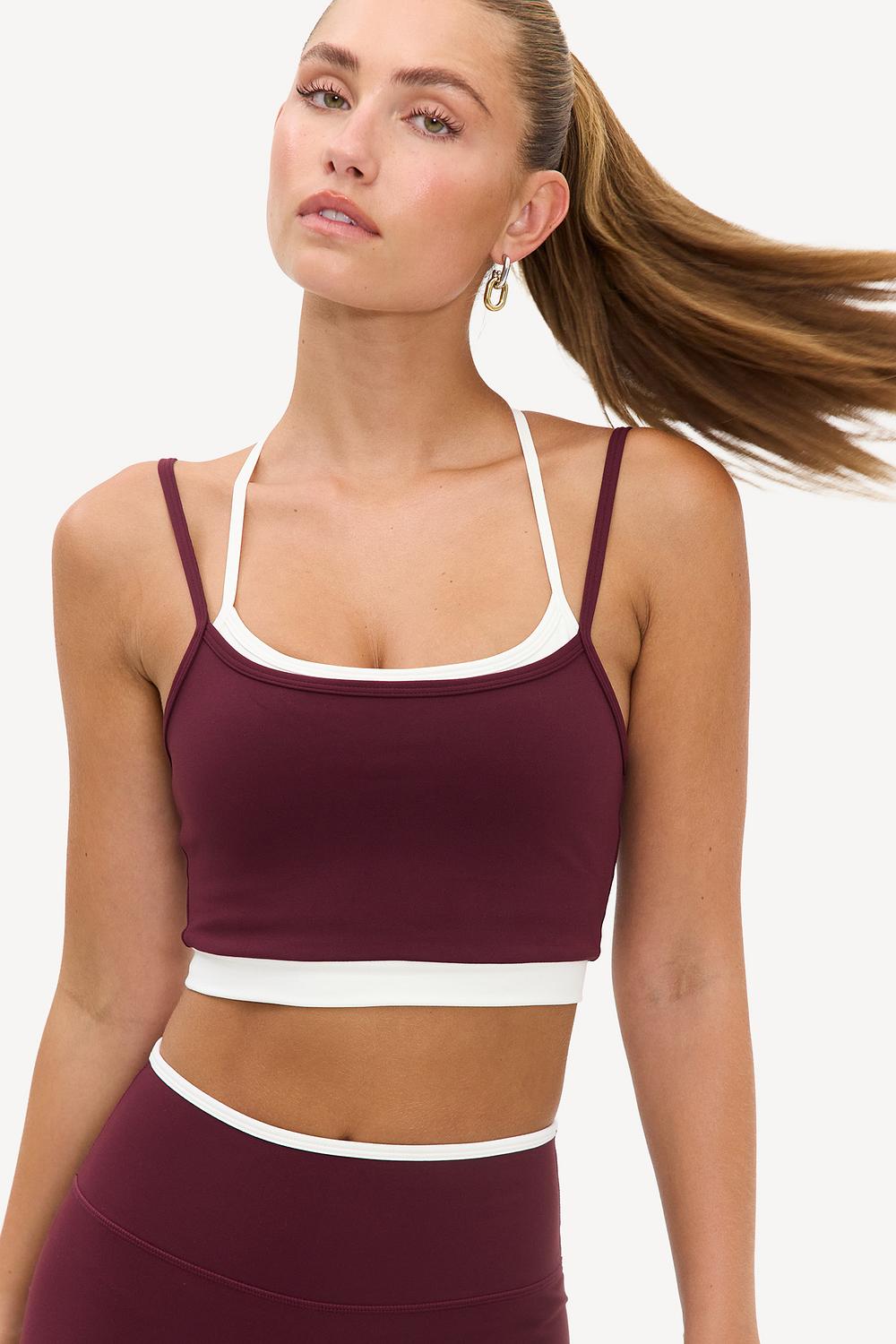 Camiseta deportiva burdeos con camiseta interior blanca