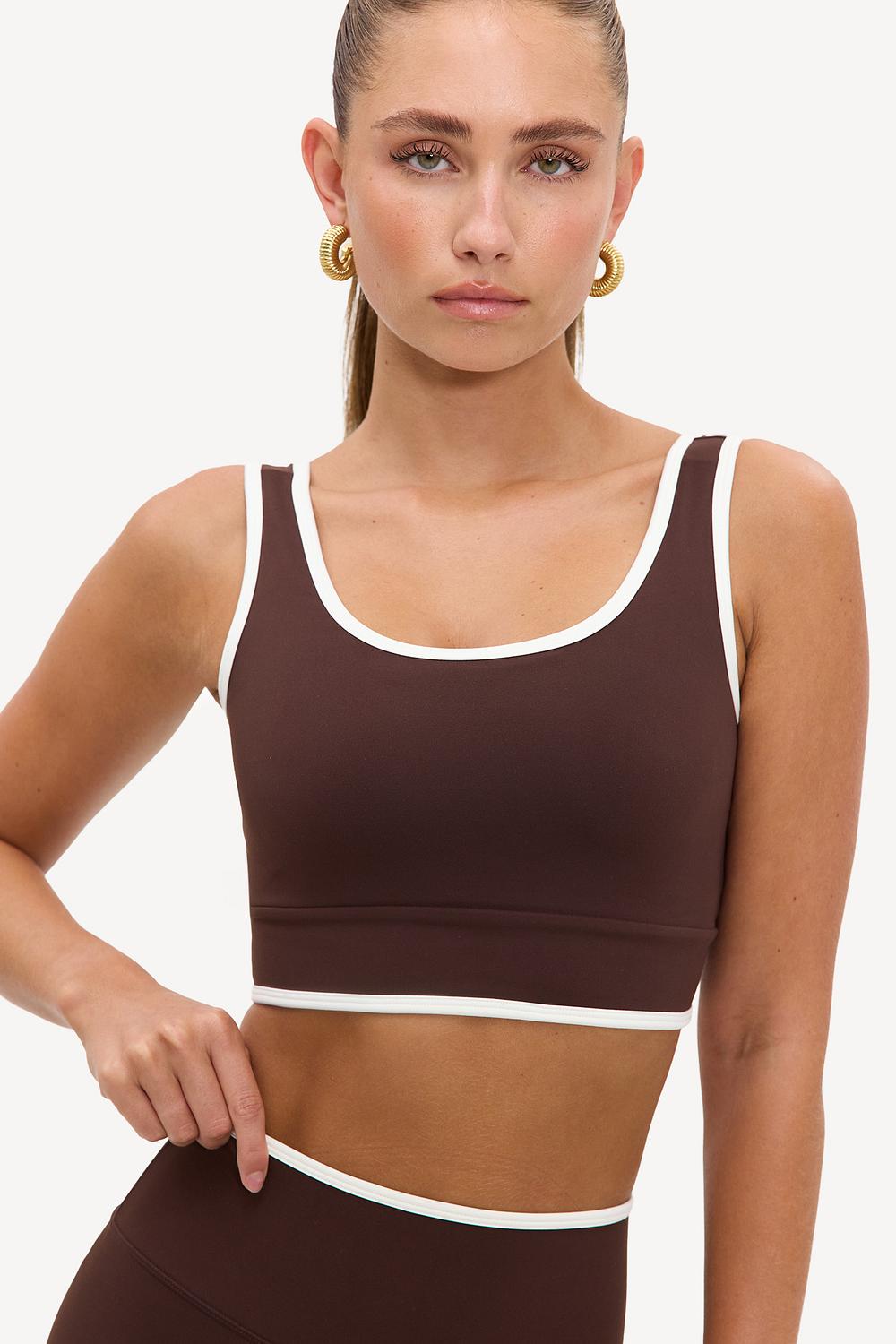 Top deportivo marrón oscuro corto con detalle blanco y copas
