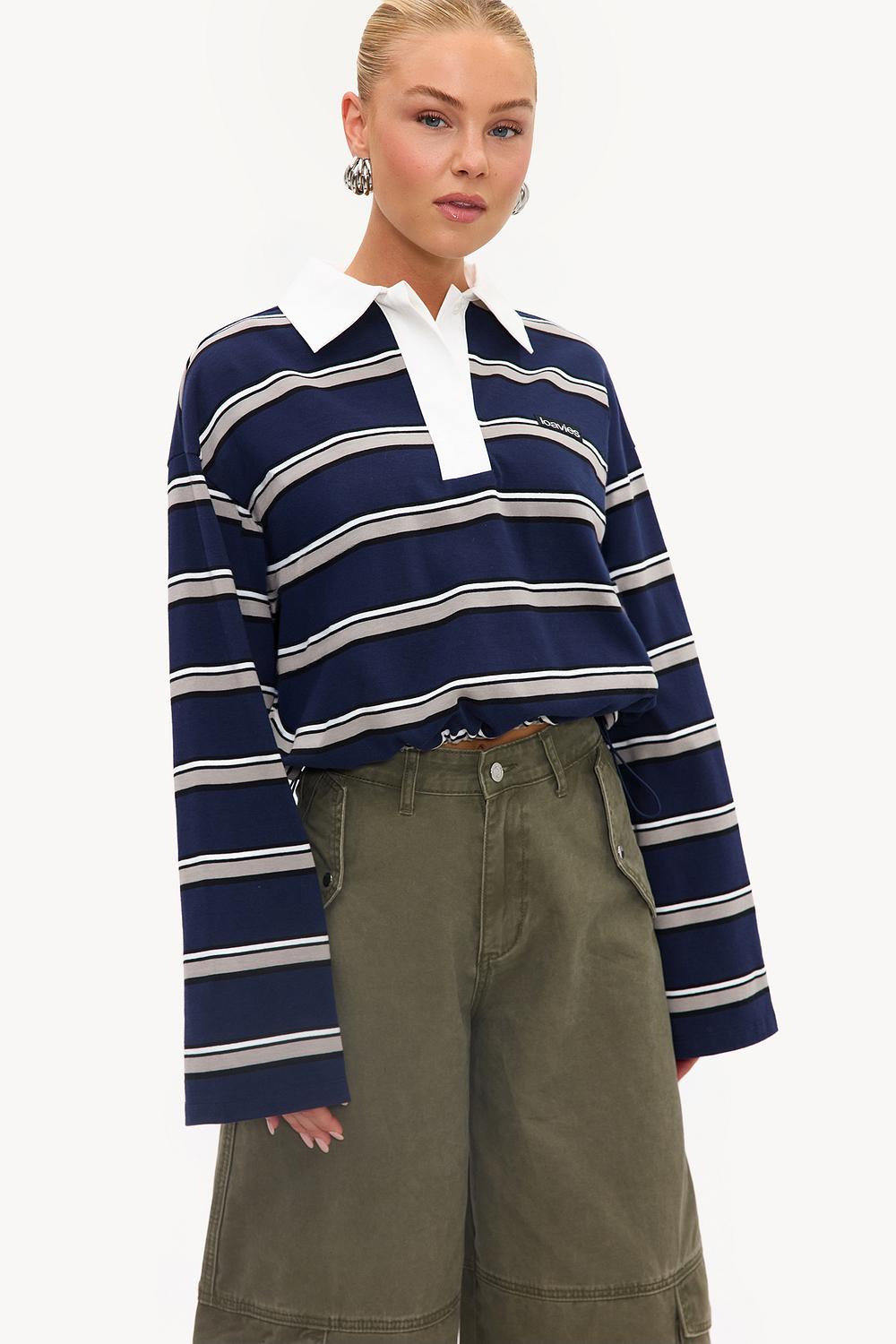 Polo à manches longues bleu foncé à rayures grises, blanches et noires