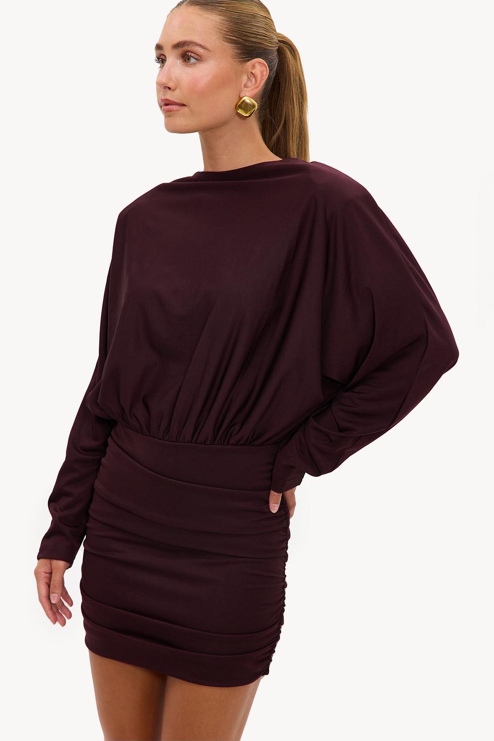 Robe marron foncé avec rembourrage aux épaules