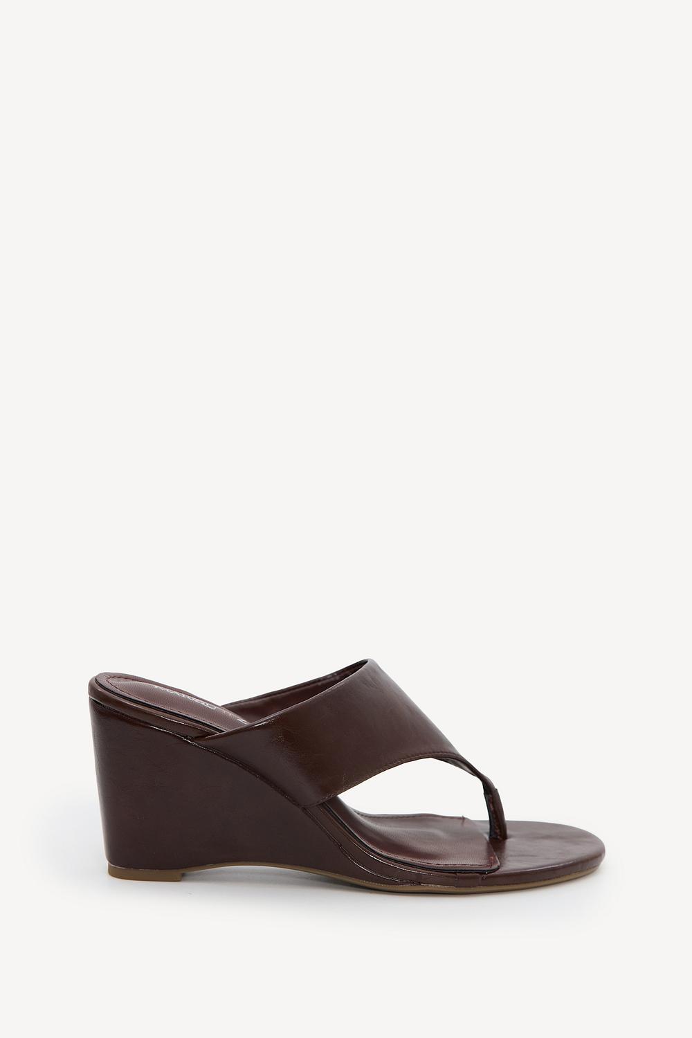 Zapatillas marrones con tacón de cuña
