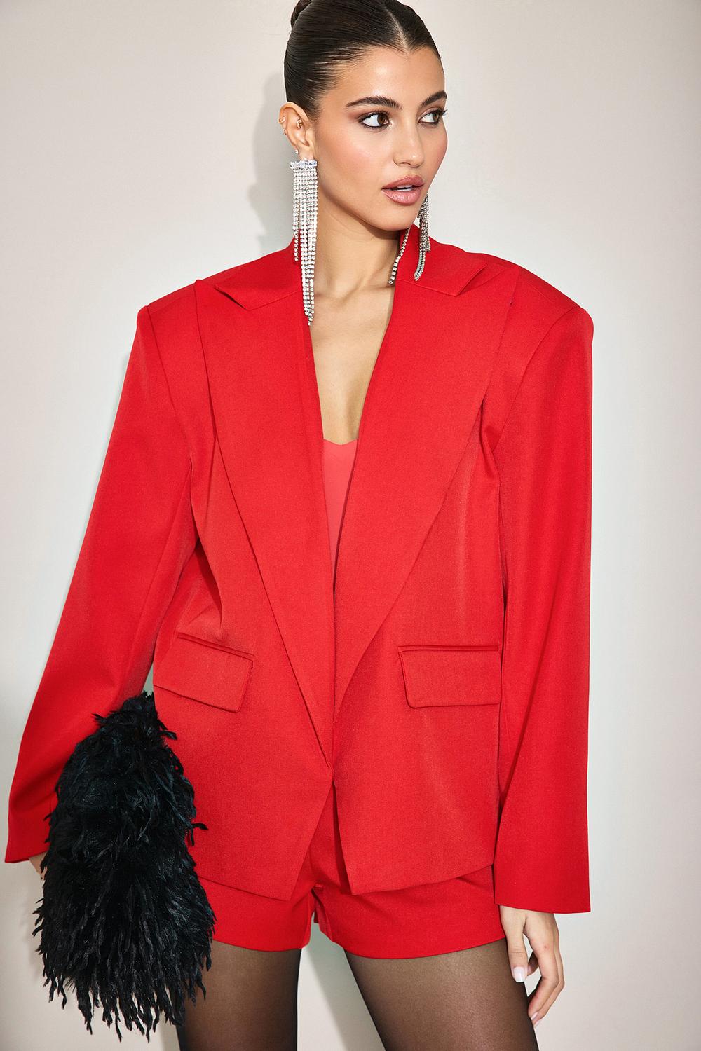 Blazer rojo con hombreras