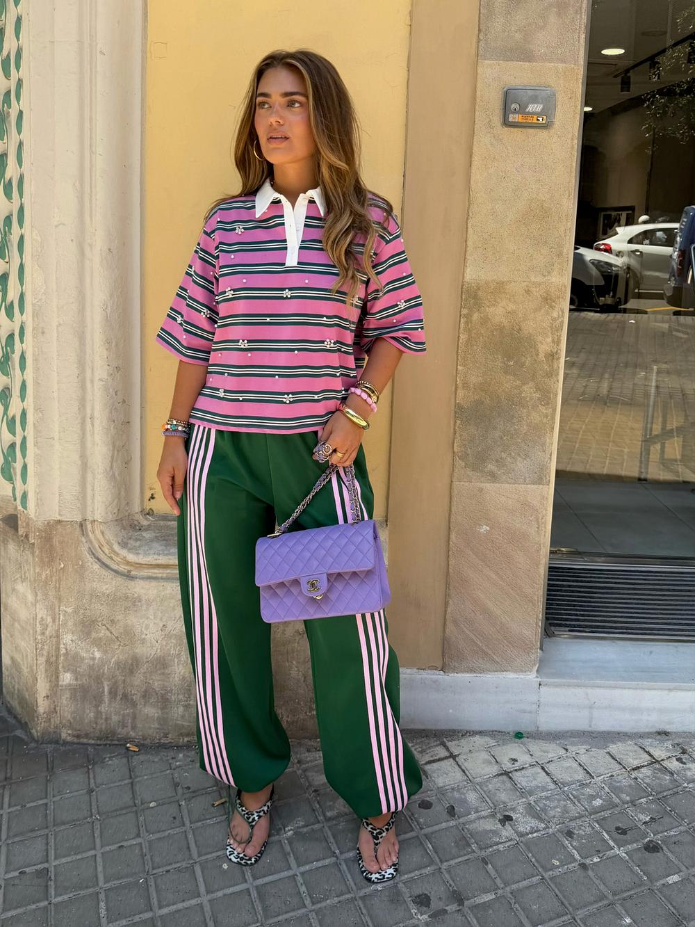 Pantalones de chándal verdes con rayas rosas