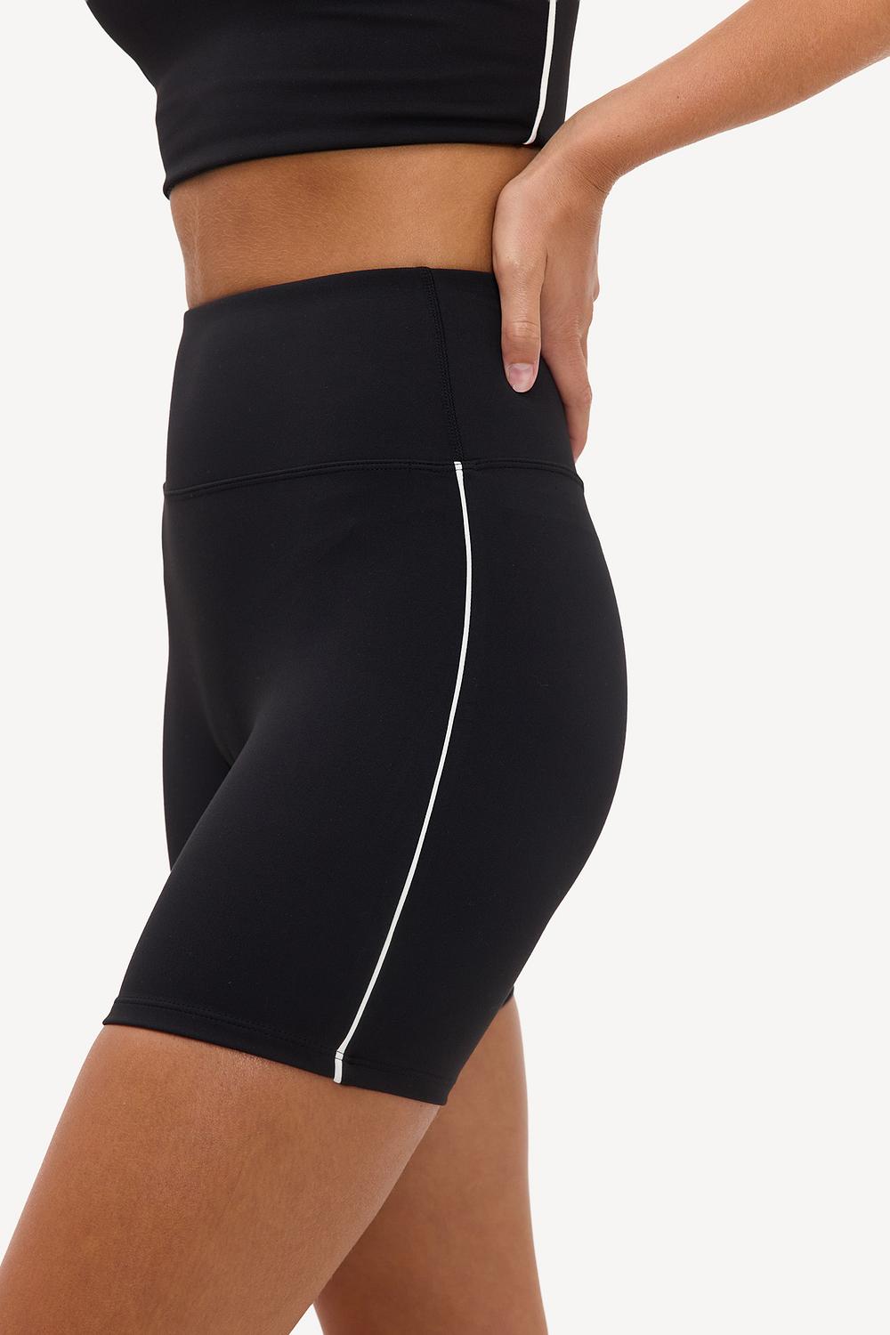 Pantalones cortos deportivos negros con detalles blancos