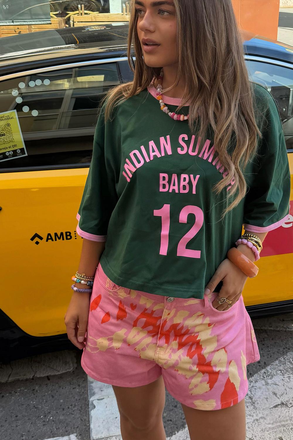 Camiseta corta verde oscuro con texto rosa