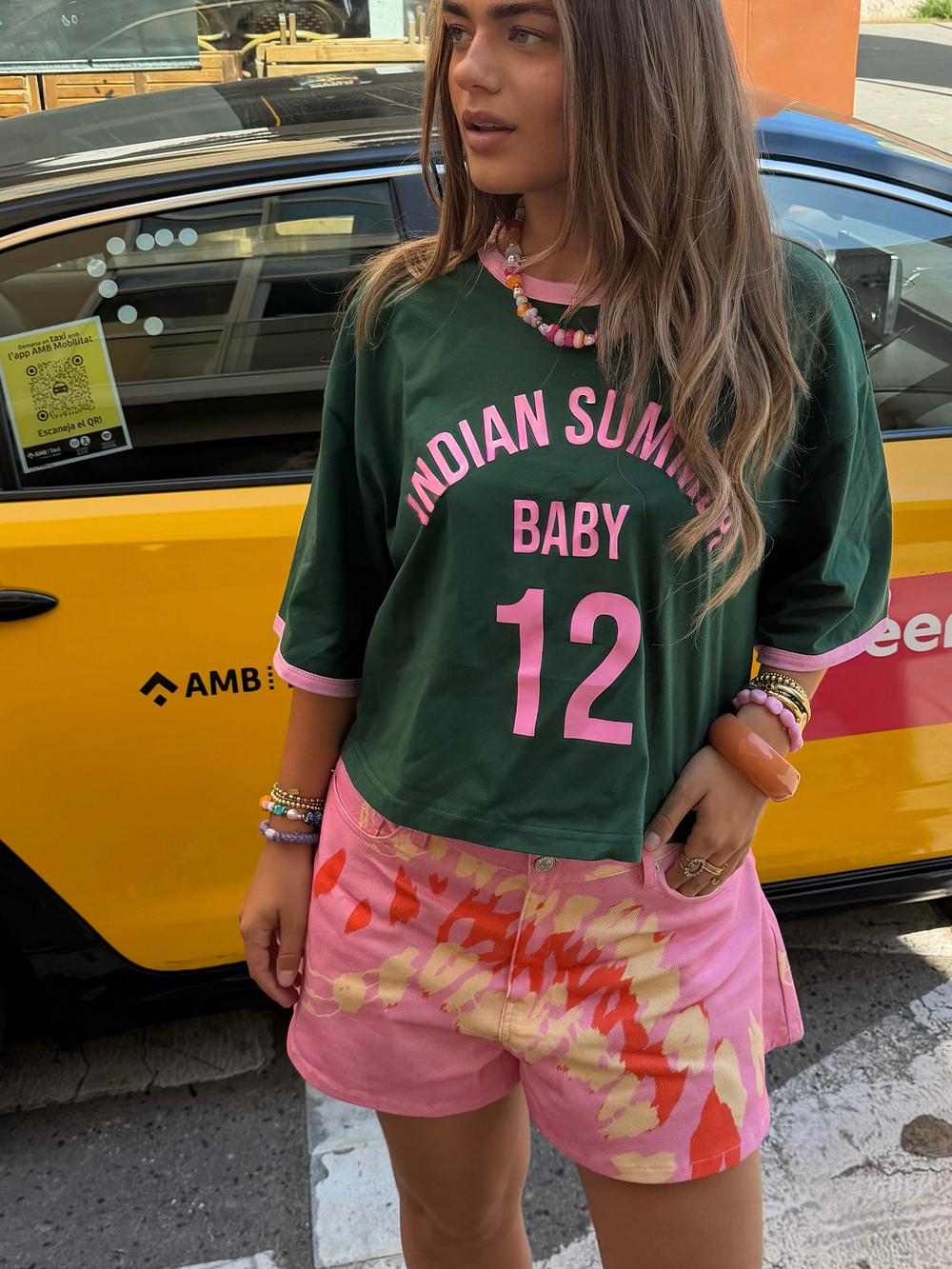 Camiseta corta verde oscuro con texto rosa