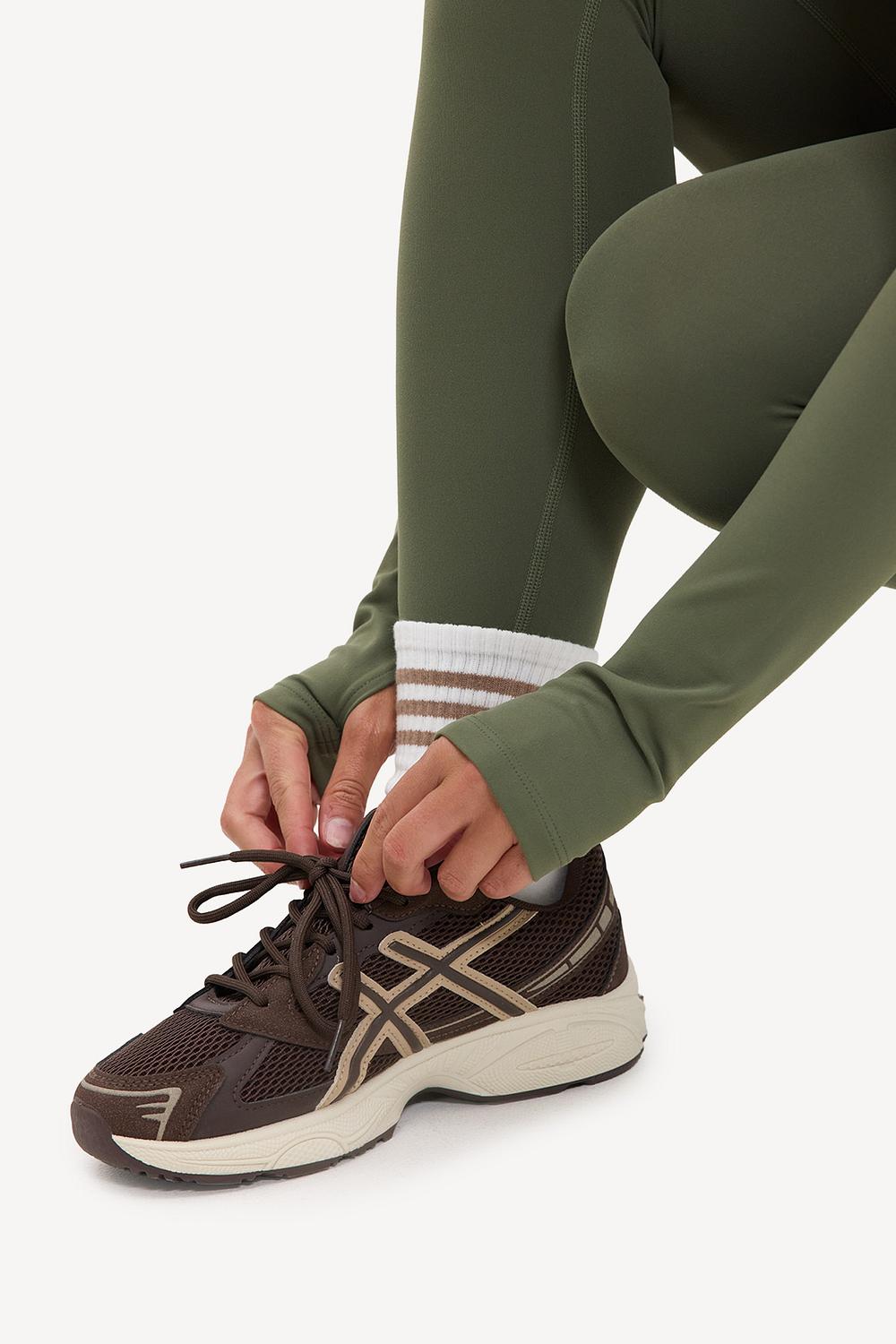 Zapatillas marrones con detalles beige