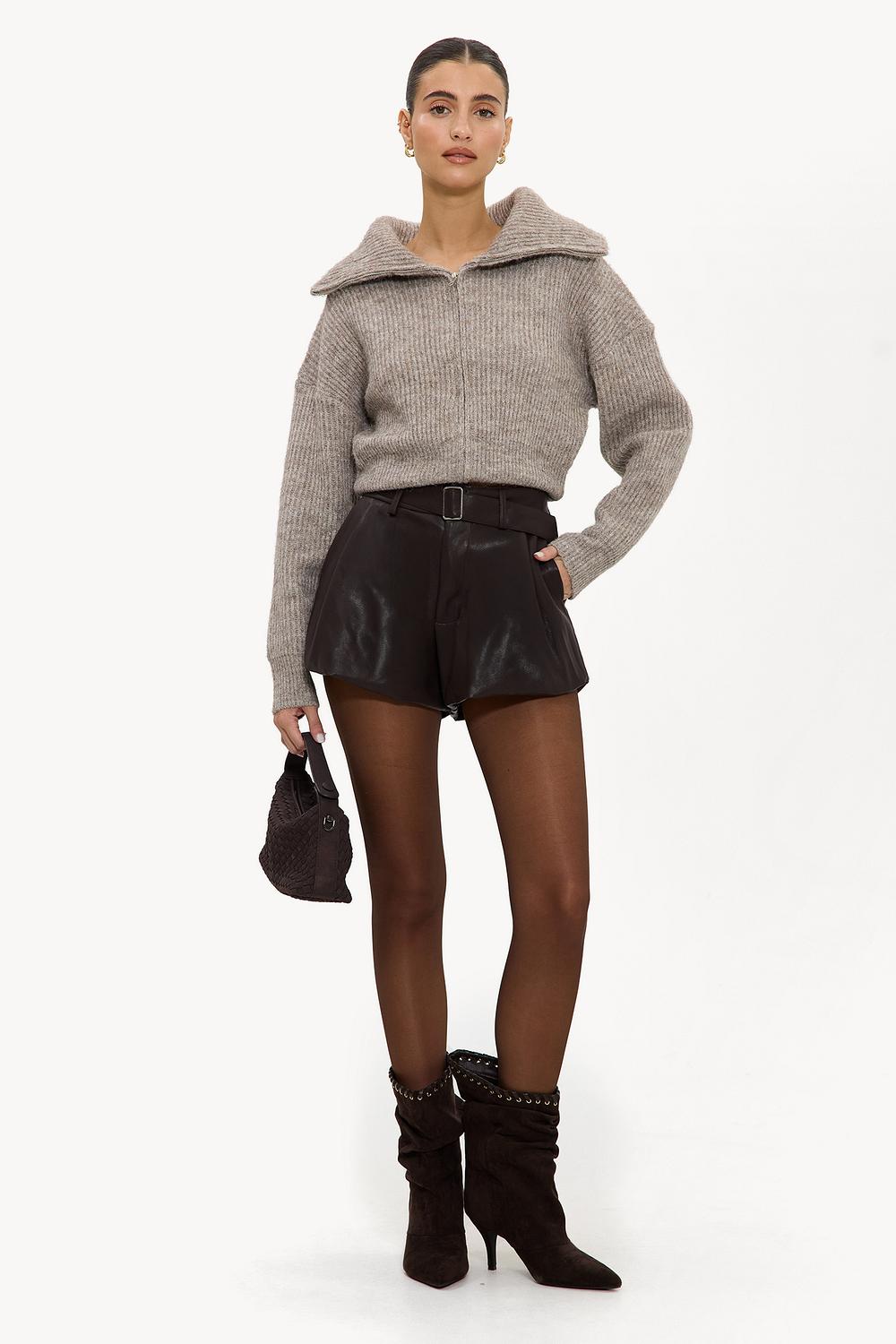 Pantalones cortos de PU marrón oscuro con cinturón