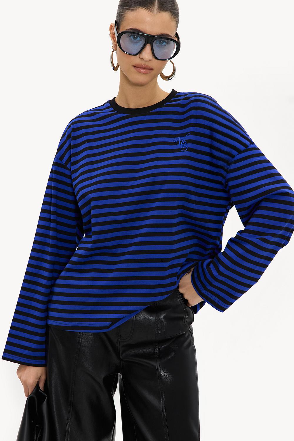 Camiseta de manga larga azul con rayas negras y logotipo