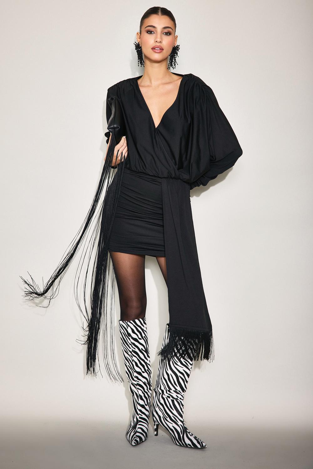 Vestido negro de manga larga con flecos