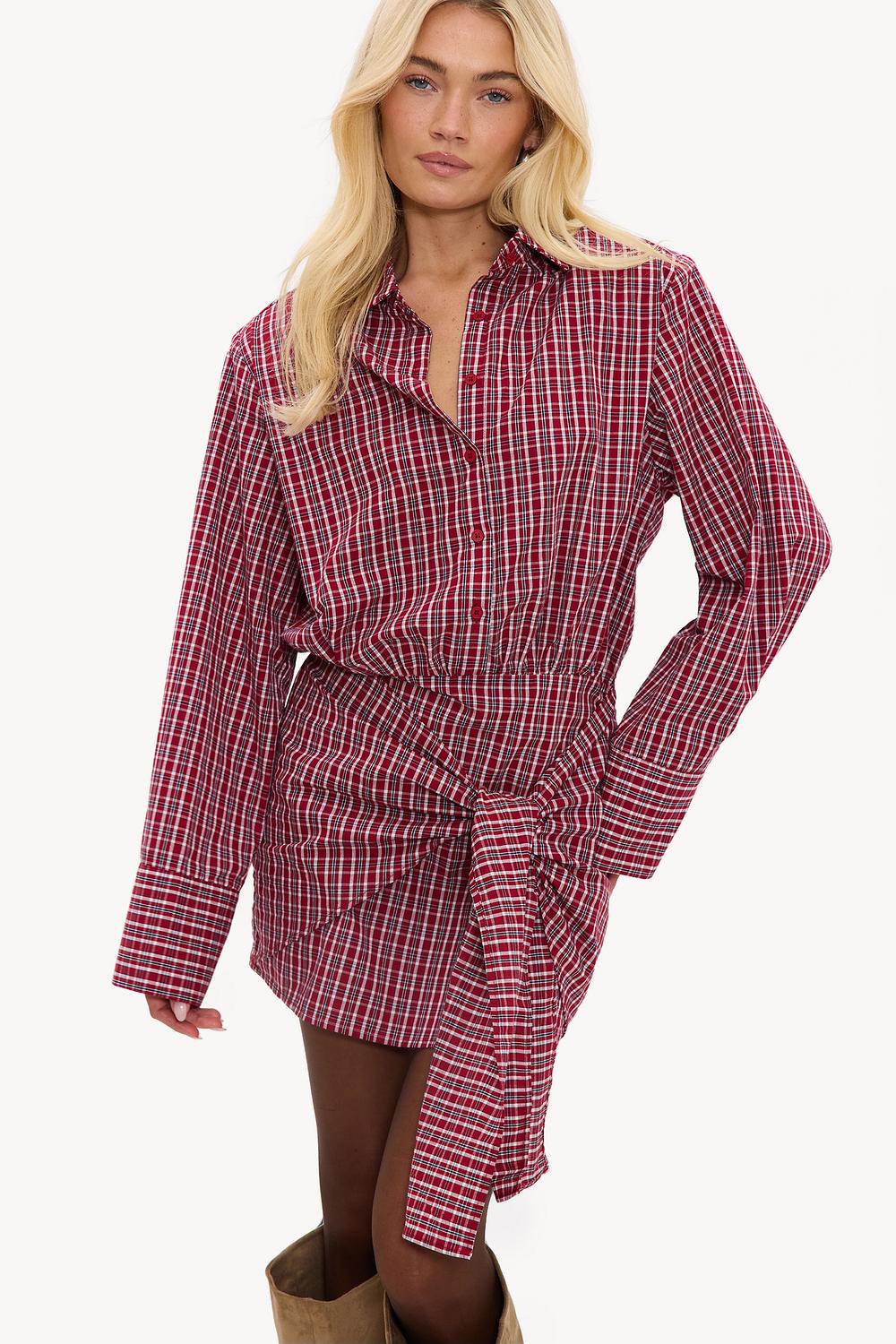 Robe rouge à carreaux et épaulettes