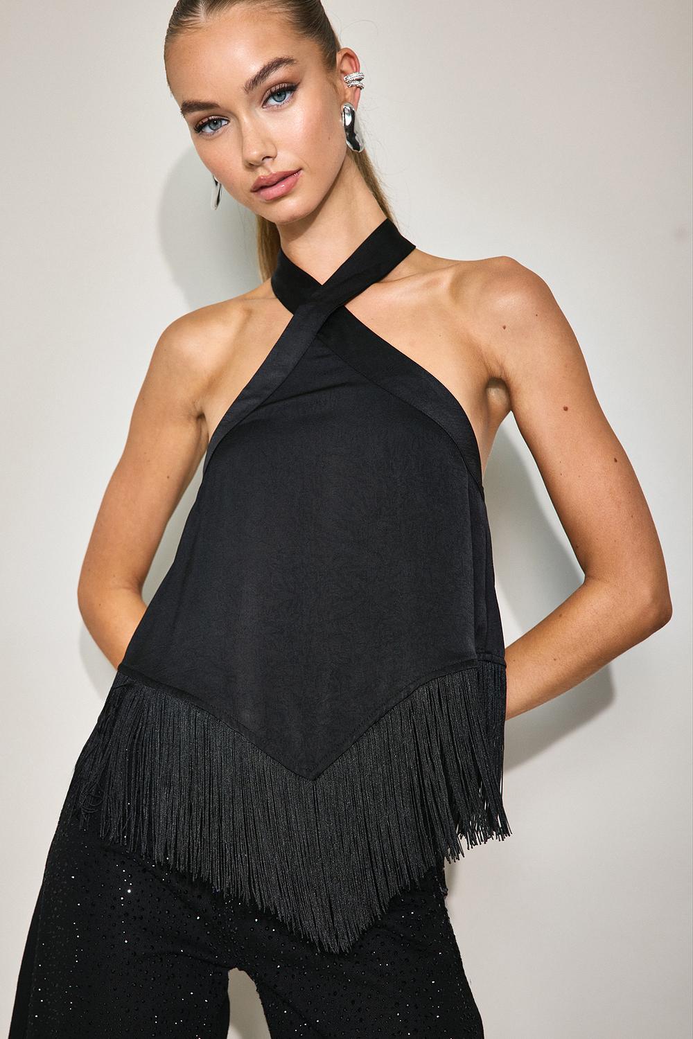 Top negro con cuello halter y flecos
