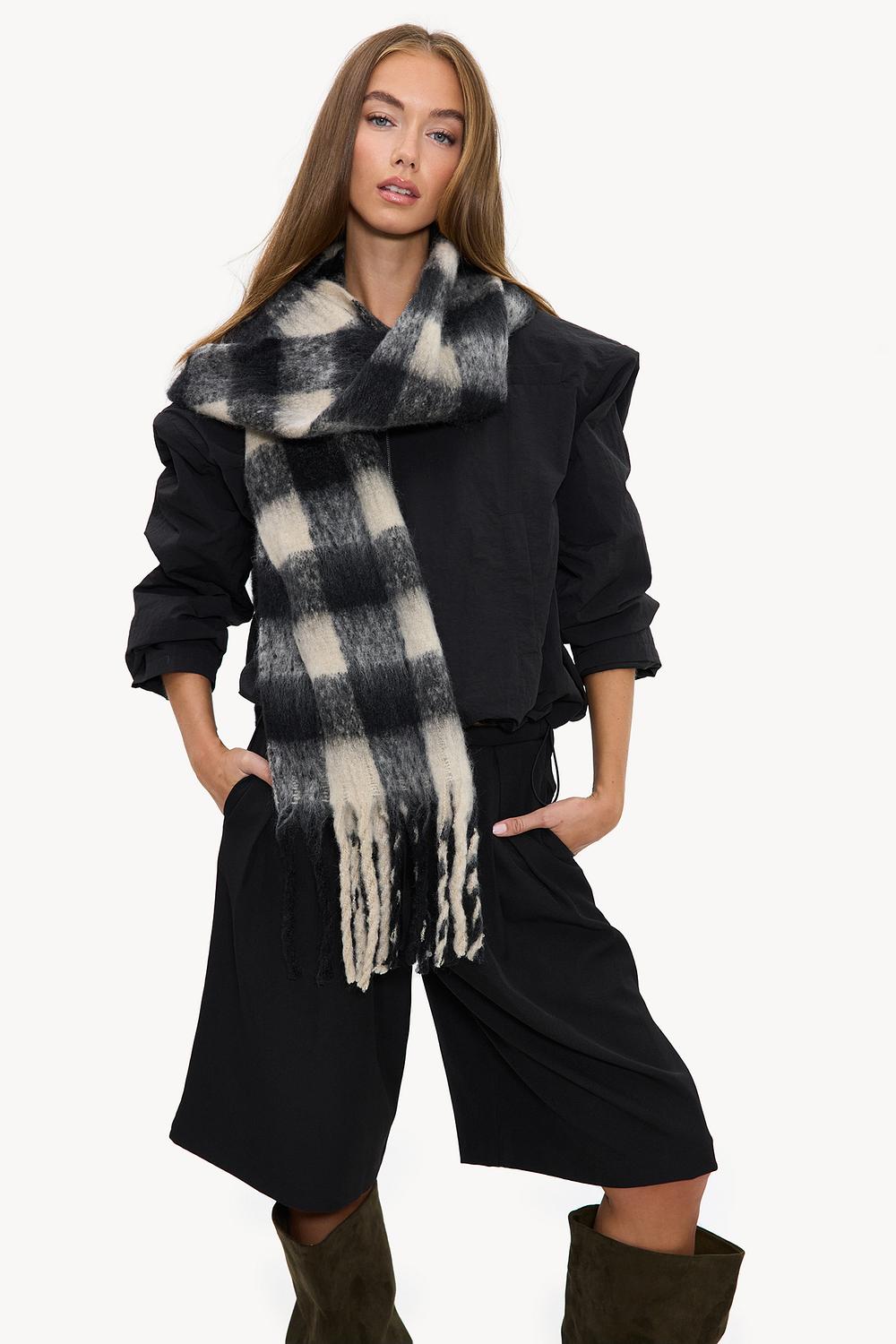 Bufanda beige con negro y estampado de cuadros