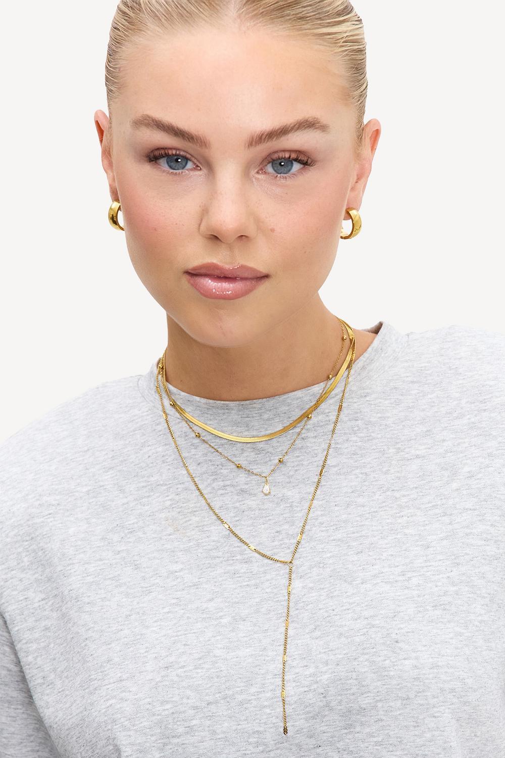 Collar dorado de varias vueltas